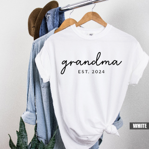 Grandma Est 2024 Shirt New Grandma Gift Minimalist Grandma T-Shirt Cute Family Tee